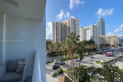 Condo in Hallandale Beach, Florida, 2 bedrooms  № 1065021 - photo 16