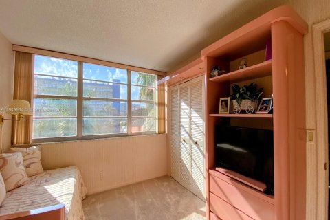 Condo in Hallandale Beach, Florida, 2 bedrooms  № 1065021 - photo 14