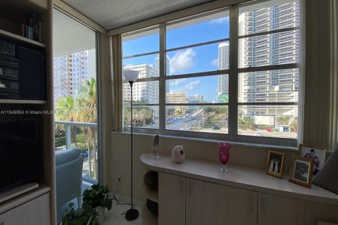 Copropriété à vendre à Hallandale Beach, Floride: 2 chambres, 133.78 m2 № 1065021 - photo 15