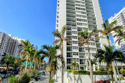 Condo in Hallandale Beach, Florida, 2 bedrooms  № 1065021 - photo 2