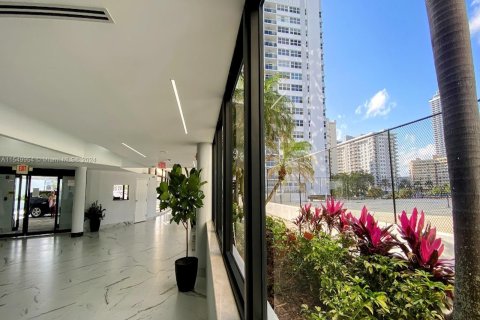 Copropriété à vendre à Hallandale Beach, Floride: 2 chambres, 133.78 m2 № 1065021 - photo 30