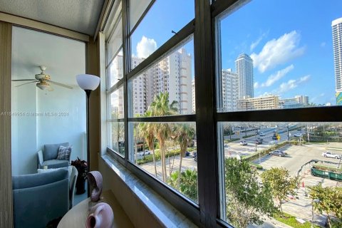 Condo in Hallandale Beach, Florida, 2 bedrooms  № 1065021 - photo 7