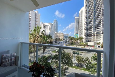 Condo in Hallandale Beach, Florida, 2 bedrooms  № 1065021 - photo 3