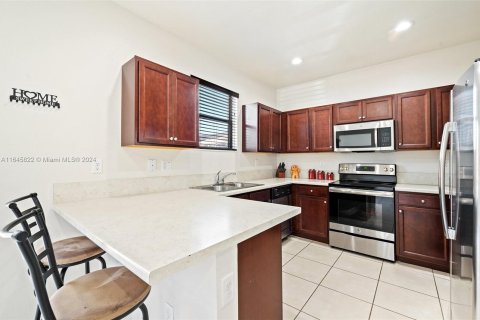 Townhouse in Homestead, Florida 4 bedrooms, 158.4 sq.m. № 1328681 - photo 12