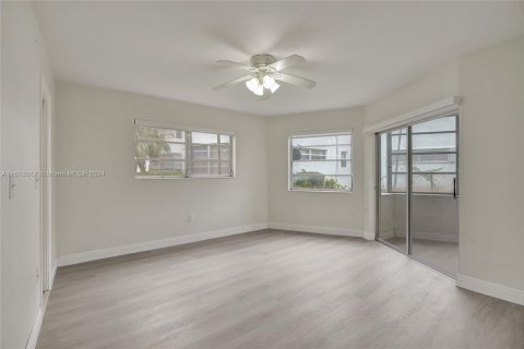 Condo in Miami, Florida, 2 bedrooms  № 1236408 - photo 7