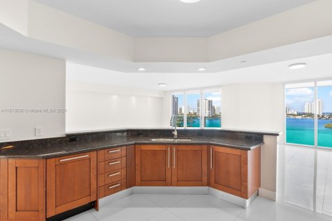 Condo in Aventura, Florida, 4 bedrooms  № 1235717 - photo 12