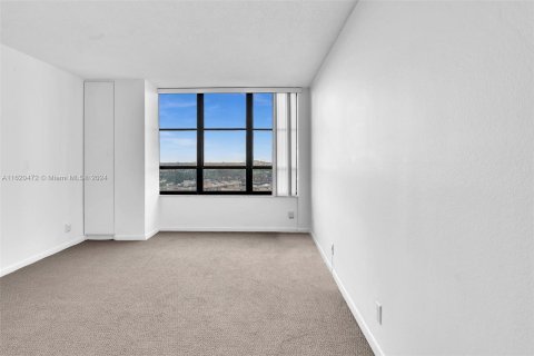 Condo in Hallandale Beach, Florida, 2 bedrooms  № 1241501 - photo 30