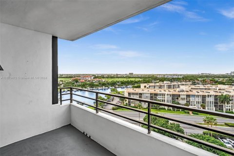 Condo in Hallandale Beach, Florida, 2 bedrooms  № 1241501 - photo 22