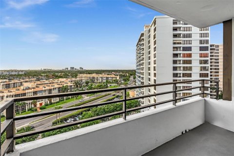 Condominio en venta en Hallandale Beach, Florida, 2 dormitorios, 130.06 m2 № 1241501 - foto 25