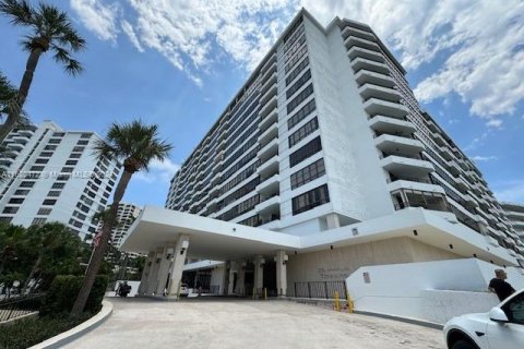 Condo in Hallandale Beach, Florida, 2 bedrooms  № 1241501 - photo 17