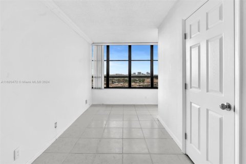 Condo in Hallandale Beach, Florida, 2 bedrooms  № 1241501 - photo 28