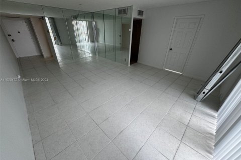 Condo in Hallandale Beach, Florida, 2 bedrooms  № 1241501 - photo 8