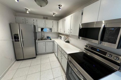 Condo in Hallandale Beach, Florida, 2 bedrooms  № 1241501 - photo 3