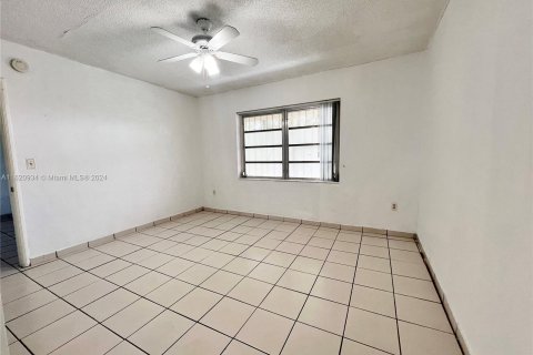 Condominio en venta en Hialeah, Florida, 1 dormitorio № 1241588 - foto 1