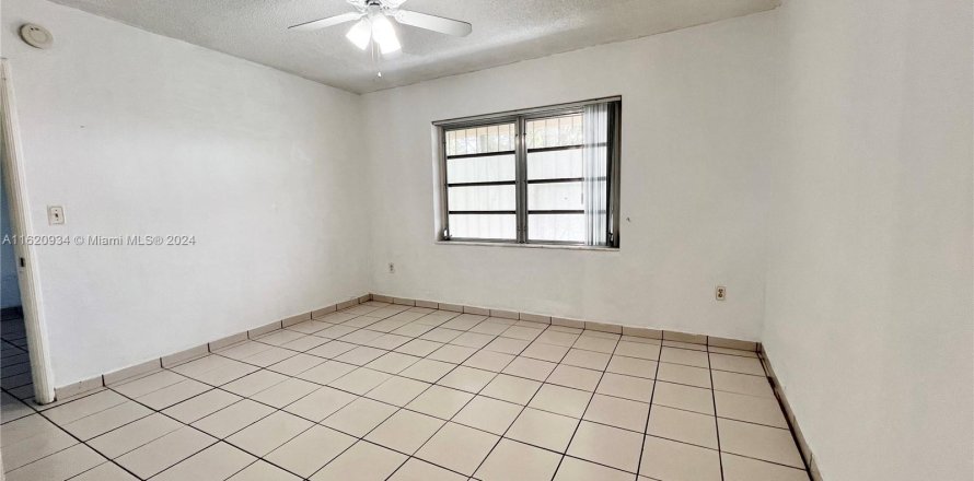 Condominio en Hialeah, Florida, 1 dormitorio  № 1241588