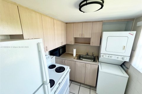 Condominio en venta en Hialeah, Florida, 1 dormitorio № 1241588 - foto 14