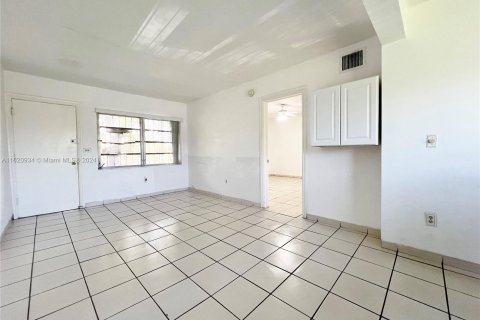 Condominio en venta en Hialeah, Florida, 1 dormitorio № 1241588 - foto 10