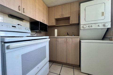 Condominio en venta en Hialeah, Florida, 1 dormitorio № 1241588 - foto 13