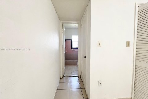 Condominio en venta en Hialeah, Florida, 1 dormitorio № 1241588 - foto 4