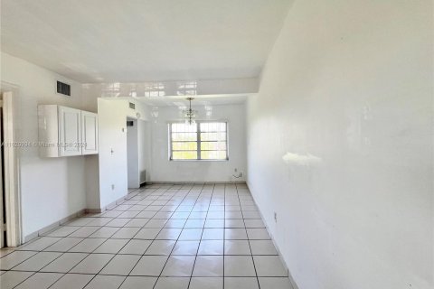 Condominio en venta en Hialeah, Florida, 1 dormitorio № 1241588 - foto 18