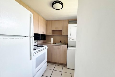 Condominio en venta en Hialeah, Florida, 1 dormitorio № 1241588 - foto 11