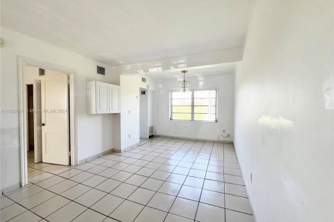 Condominio en venta en Hialeah, Florida, 1 dormitorio № 1241588 - foto 19