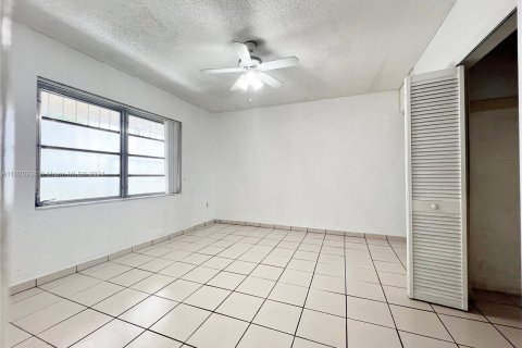 Condominio en venta en Hialeah, Florida, 1 dormitorio № 1241588 - foto 9