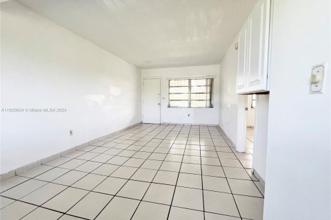 Condominio en venta en Hialeah, Florida, 1 dormitorio № 1241588 - foto 17