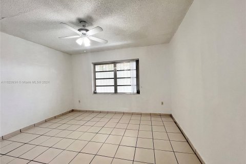 Condominio en venta en Hialeah, Florida, 1 dormitorio № 1241588 - foto 2