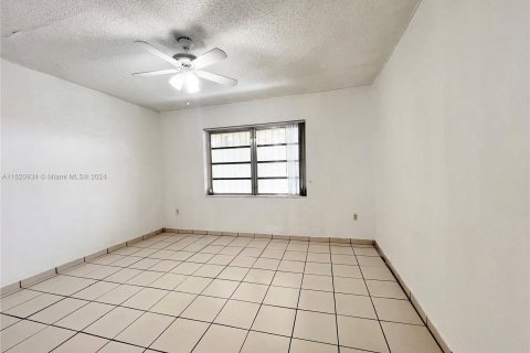 Condominio en venta en Hialeah, Florida, 1 dormitorio № 1241588 - foto 3