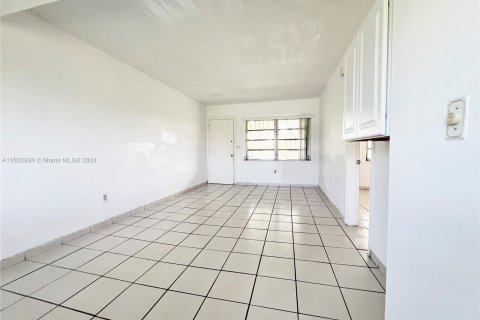 Condominio en venta en Hialeah, Florida, 1 dormitorio № 1241588 - foto 16