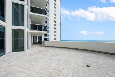 Condominio en venta en Sunny Isles Beach, Florida, 3 dormitorios, 226.68 m2 № 1071986 - foto 2