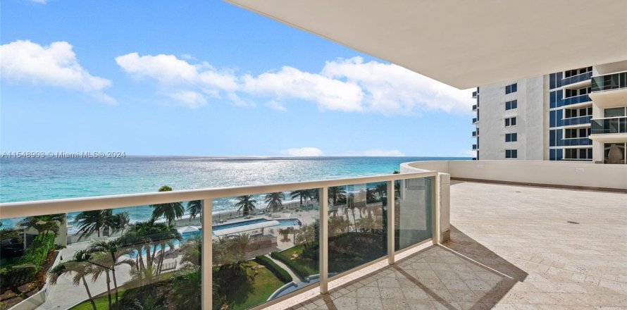 Condo in Sunny Isles Beach, Florida, 3 bedrooms  № 1071986