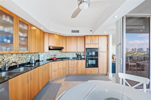 Condo in Sunny Isles Beach, Florida, 3 bedrooms  № 1071986 - photo 9