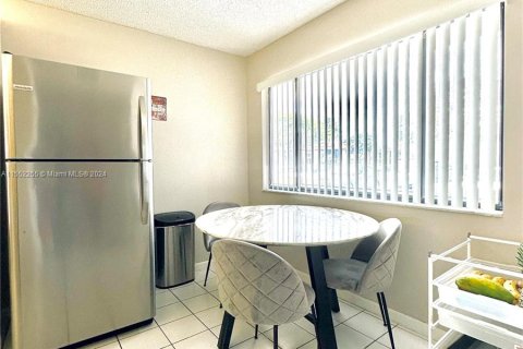 Condo in Tamarac, Florida, 2 bedrooms  № 1072027 - photo 14