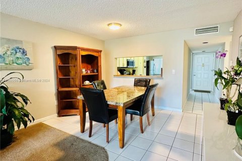 Copropriété à vendre à Tamarac, Floride: 2 chambres, 114.08 m2 № 1072027 - photo 13