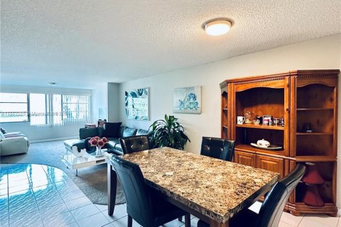 Condo in Tamarac, Florida, 2 bedrooms  № 1072027 - photo 12