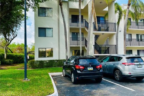 Condo in Tamarac, Florida, 2 bedrooms  № 1072027 - photo 2