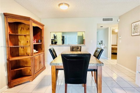 Copropriété à vendre à Tamarac, Floride: 2 chambres, 114.08 m2 № 1072027 - photo 11