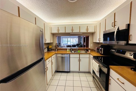 Condo in Tamarac, Florida, 2 bedrooms  № 1072027 - photo 18