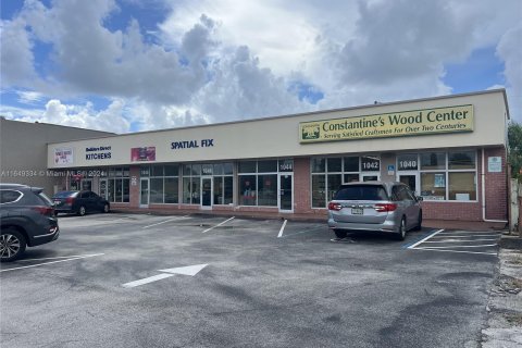 Commercial property in Oakland Park, Florida № 1331906 - photo 1