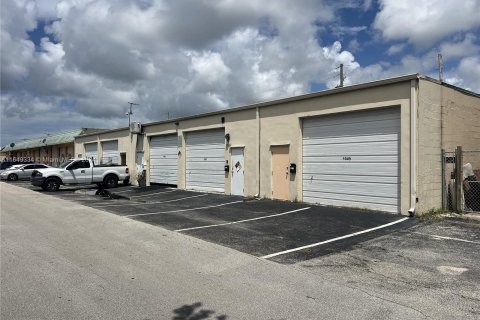 Commercial property in Oakland Park, Florida № 1331906 - photo 8