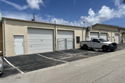 Commercial property in Oakland Park, Florida № 1331906 - photo 7