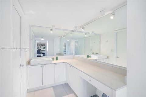 Condo in Miami Beach, Florida, 2 bedrooms  № 1233395 - photo 13