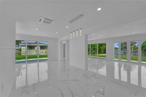 Casa en alquiler en Miami, Florida, 4 dormitorios, 178.47 m2 № 1398419 - foto 11