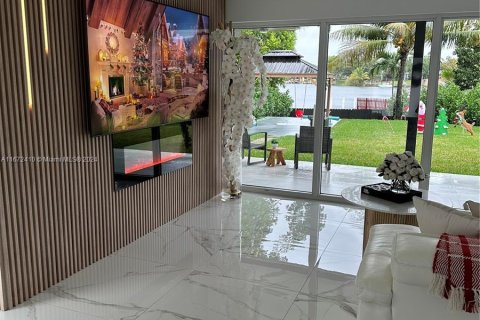 Casa en alquiler en Miami, Florida, 4 dormitorios, 178.47 m2 № 1398419 - foto 1