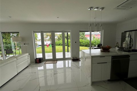 Casa en alquiler en Miami, Florida, 4 dormitorios, 178.47 m2 № 1398419 - foto 16