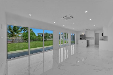 Casa en alquiler en Miami, Florida, 4 dormitorios, 178.47 m2 № 1398419 - foto 10