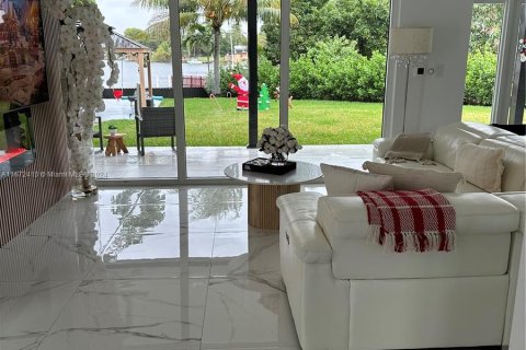 Casa en alquiler en Miami, Florida, 4 dormitorios, 178.47 m2 № 1398419 - foto 14