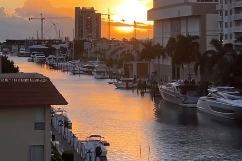 Condo in Fort Lauderdale, Florida, 2 bedrooms  № 1398415 - photo 2